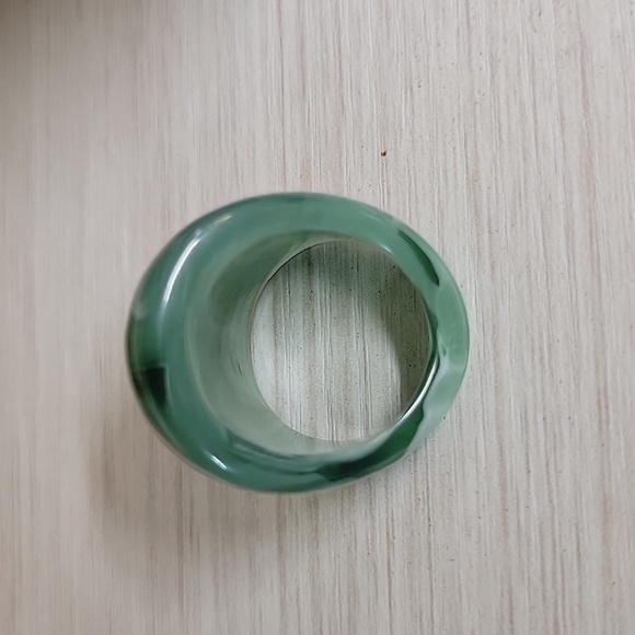 JADE GREEN SWIRL CONTOURED STATEMENT RING - Picture 9 of 10